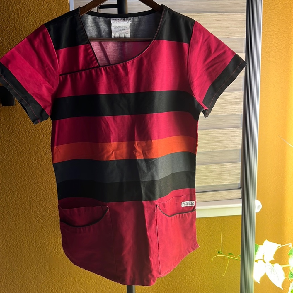 Uniform Advantage Scrub Top $8